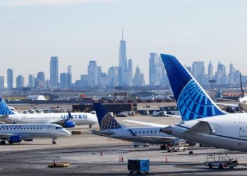 United Airlines says it will boot passengers who refuse to use headphones on planes